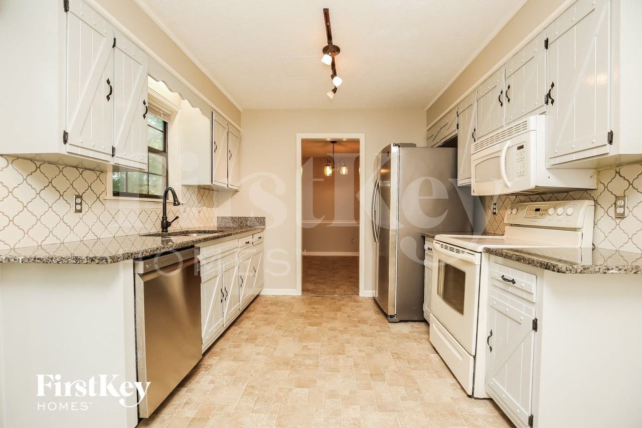 1011 Wildwood St - Photo 6 of 15