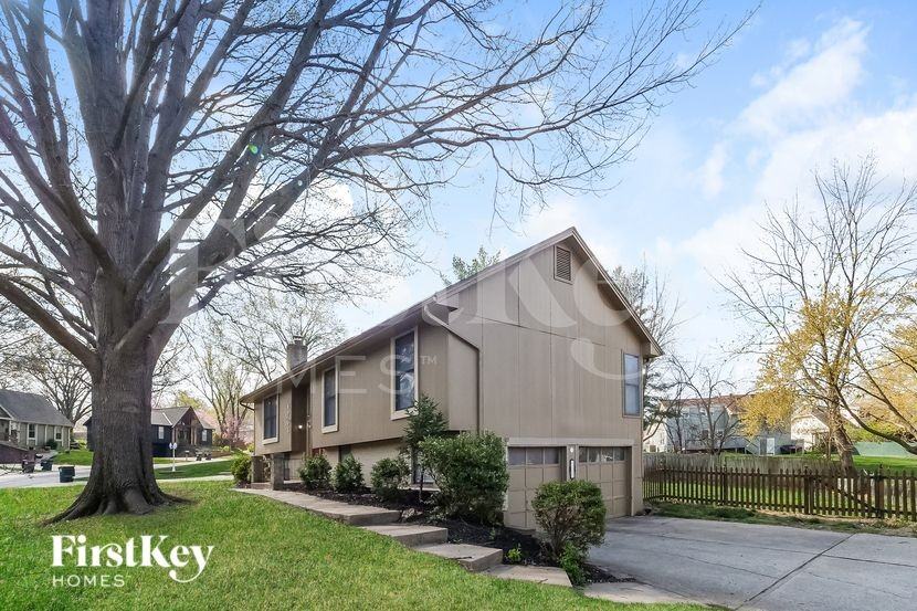 6704 Nw Mirror Lake Ter - Photo 2 of 16