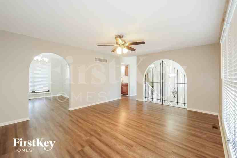 6704 Nw Mirror Lake Ter - Photo 3 of 16