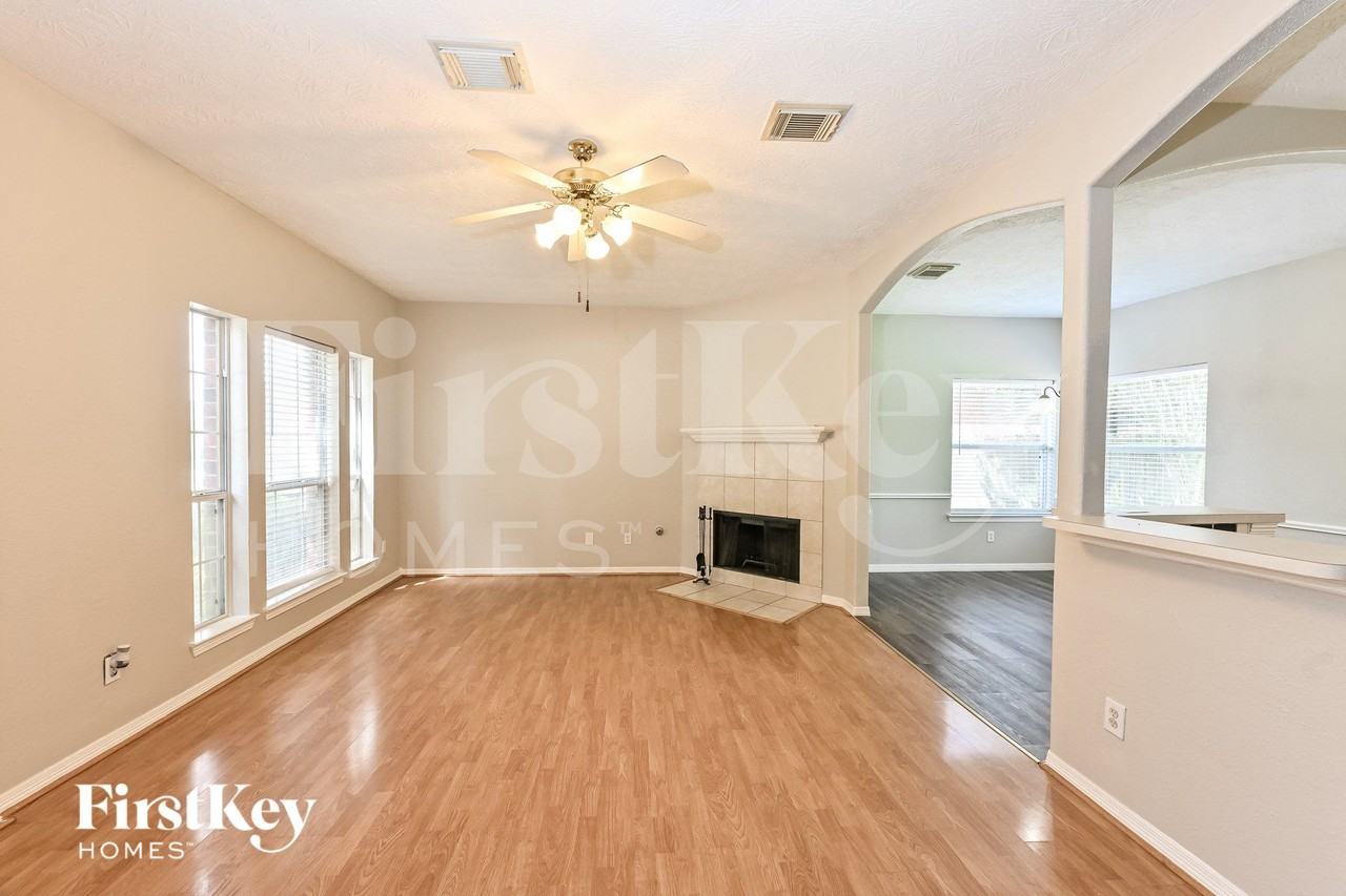 2803 Spring Dusk Ln - Photo 2 of 15