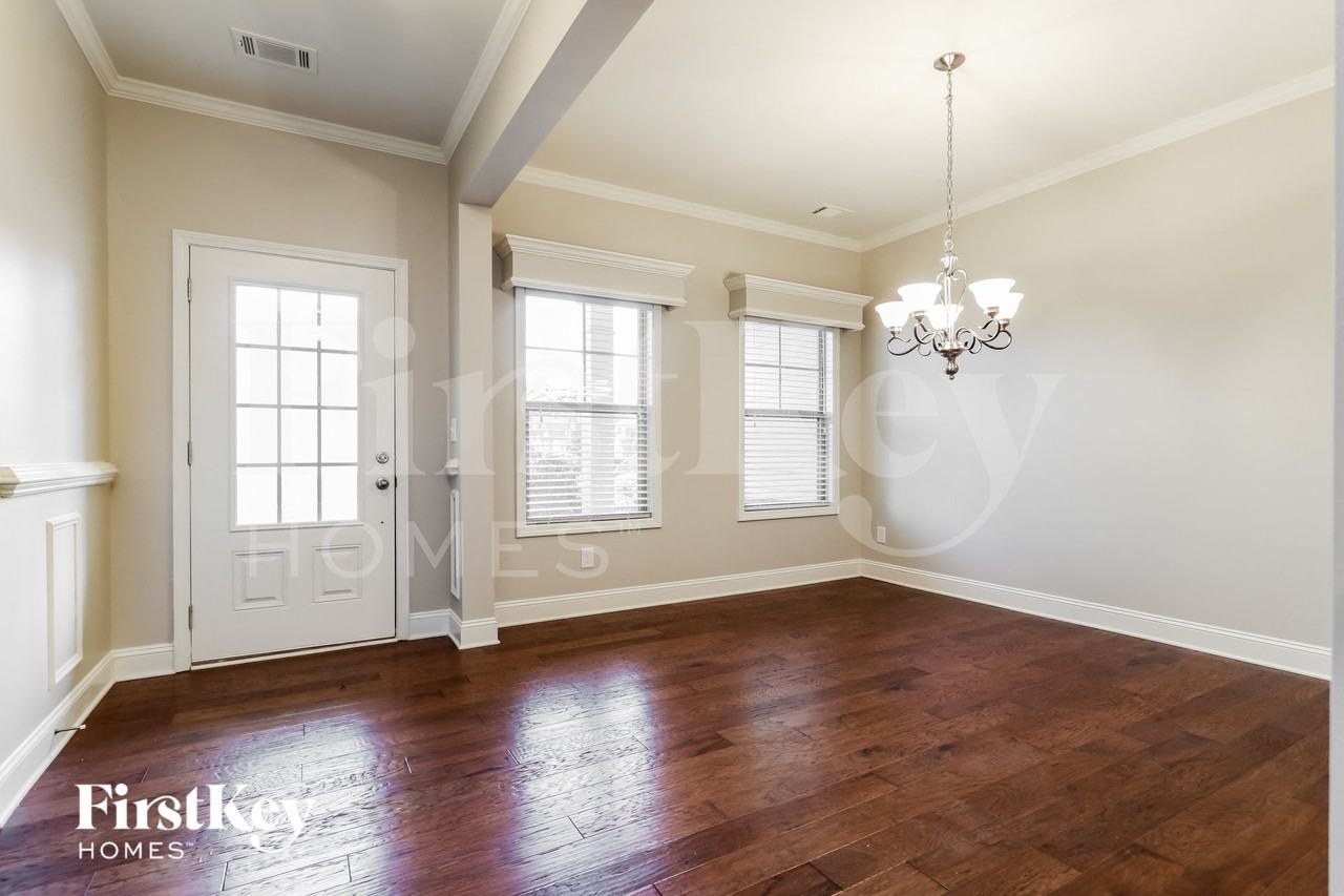 4524 Wilshire Ct - Photo 4 of 15