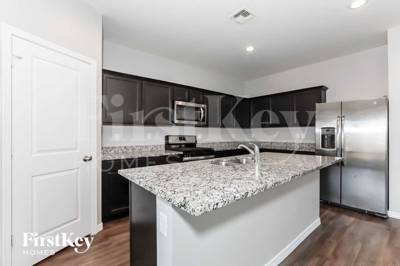 310 W Powell Dr - Photo 6 of 19