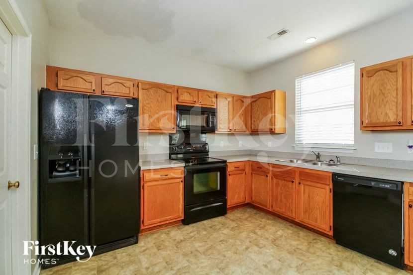 225 Brycewood Dr - Photo 4 of 15