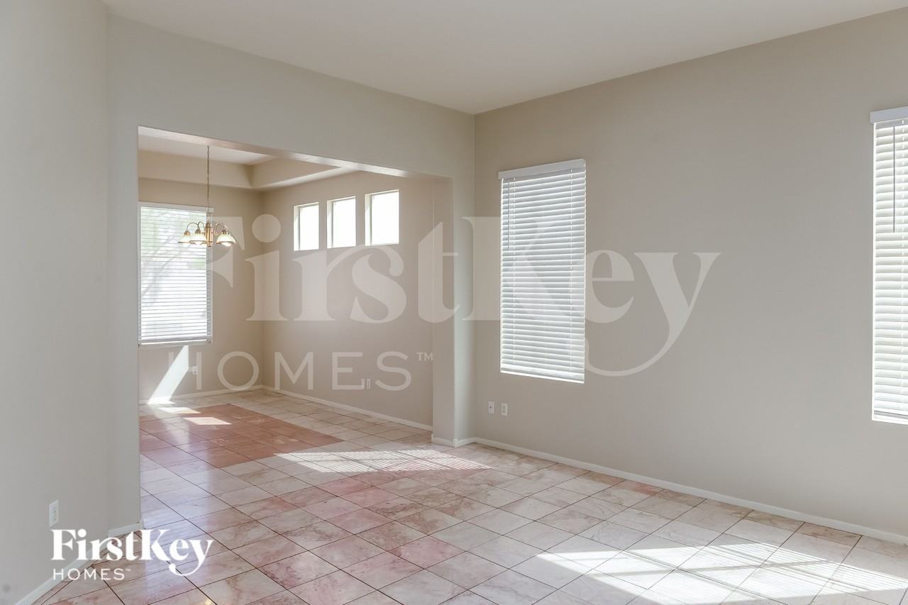 820 Crescent Moon Dr - Photo 2 of 16