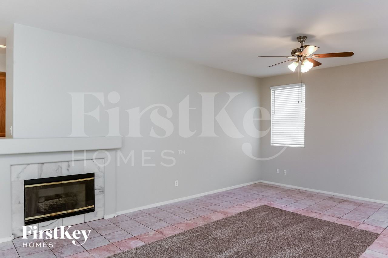 820 Crescent Moon Dr - Photo 4 of 16