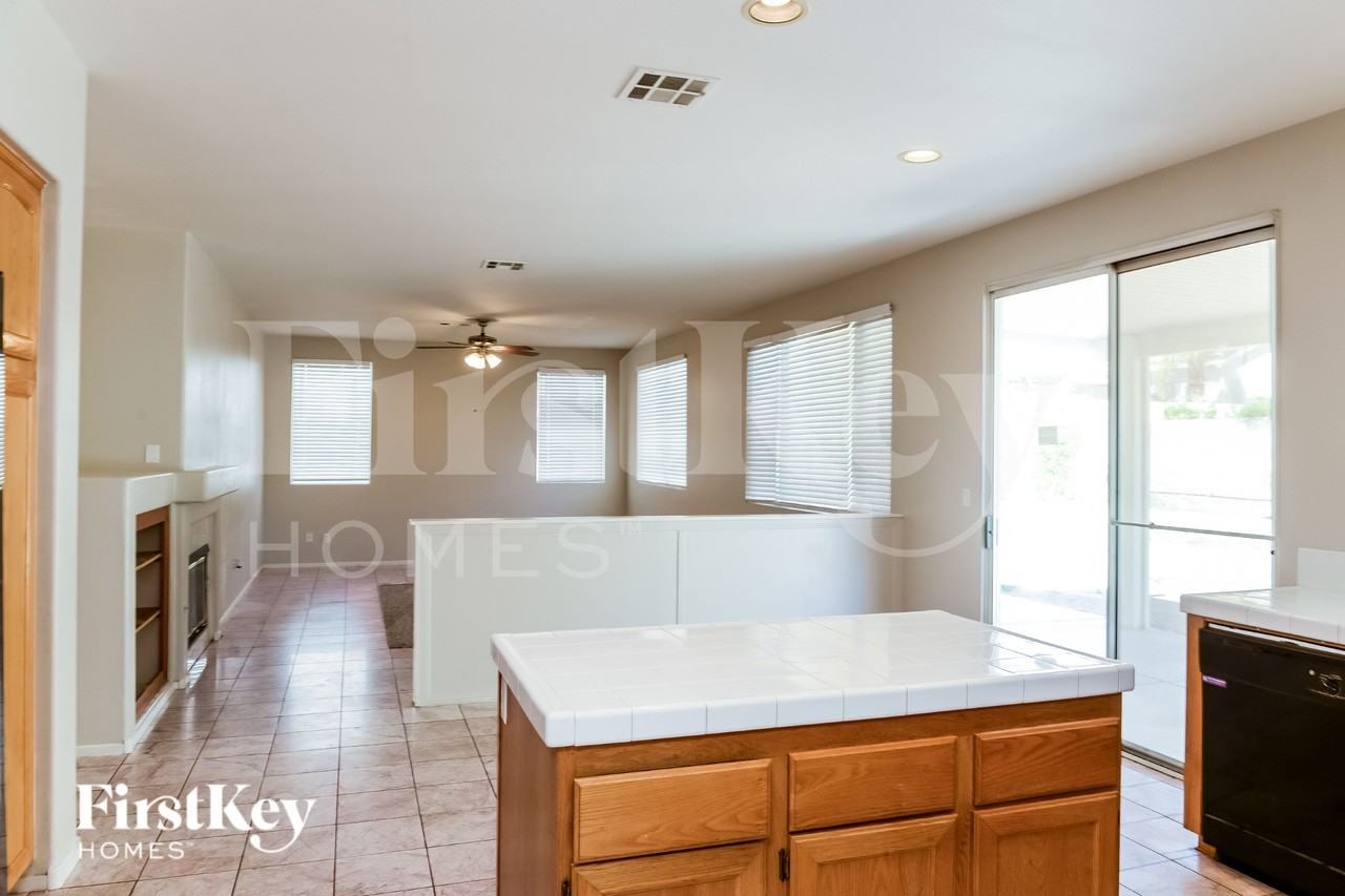 820 Crescent Moon Dr - Photo 5 of 16