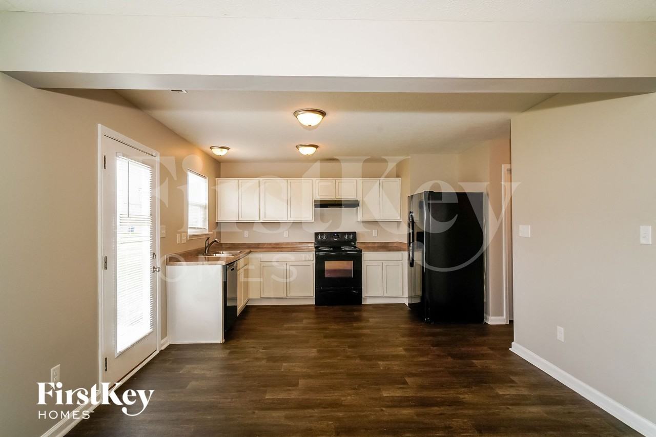 8123 Fisher Bend Dr - Photo 5 of 15