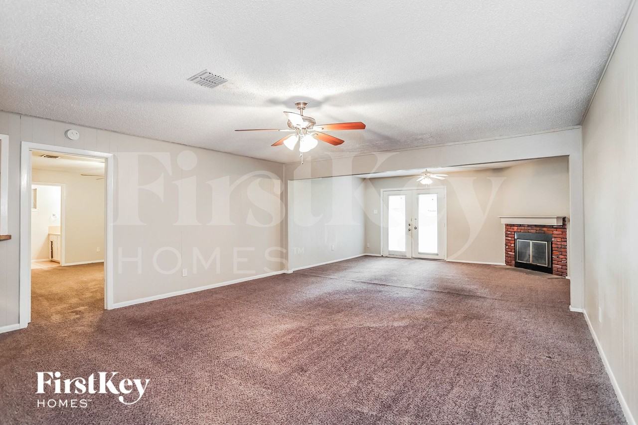 8002 Larkspur Dr - Photo 2 of 15