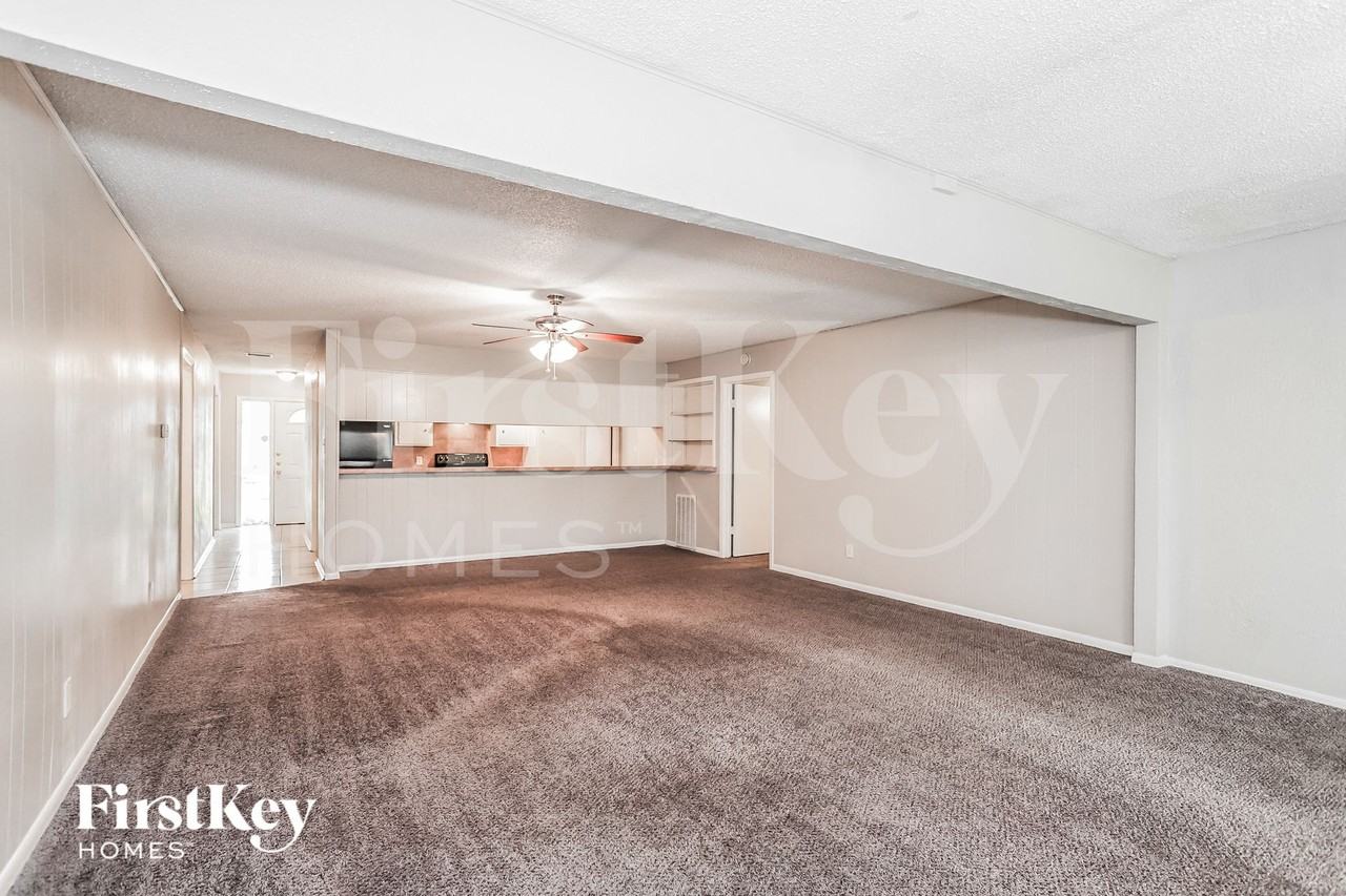 8002 Larkspur Dr - Photo 3 of 15