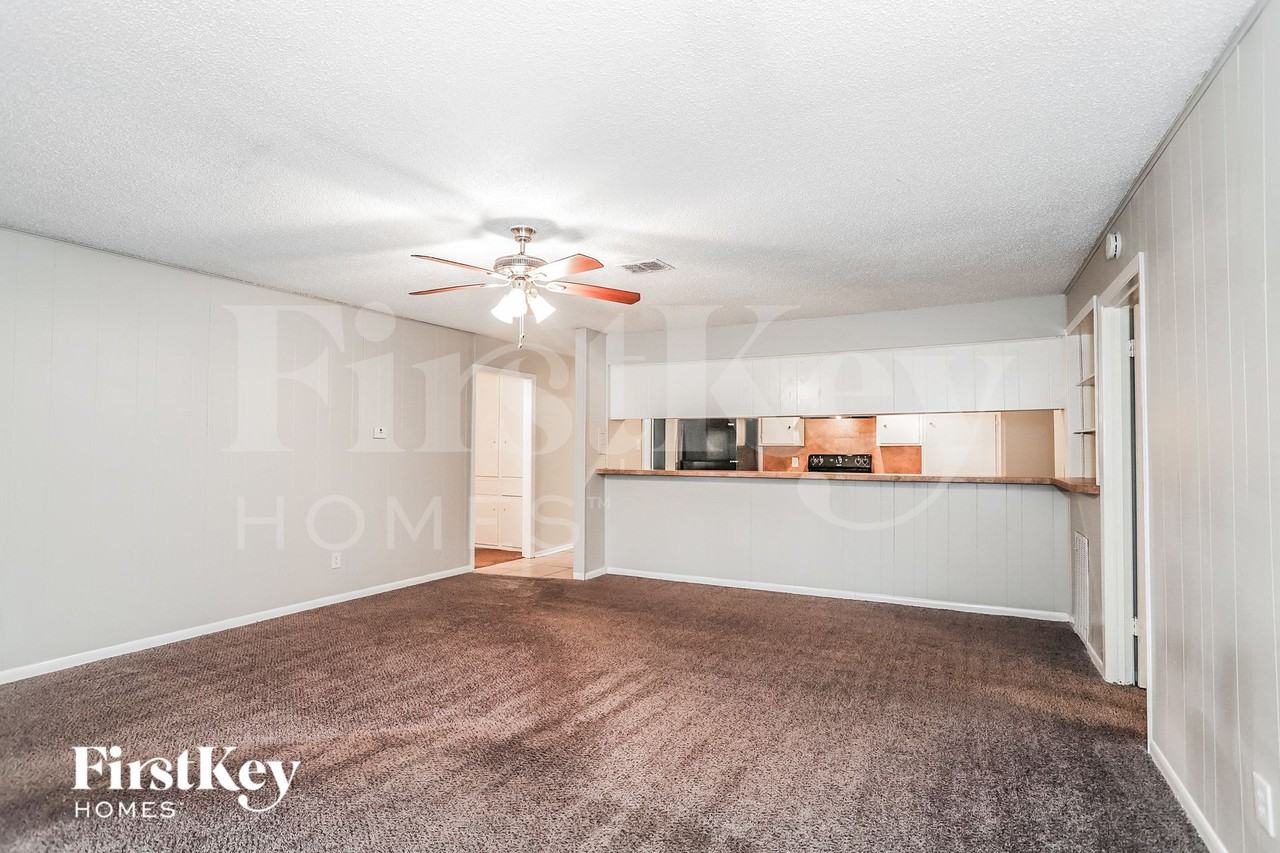 8002 Larkspur Dr - Photo 4 of 15