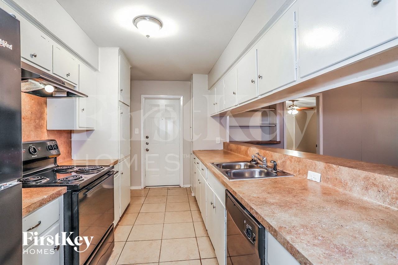 8002 Larkspur Dr - Photo 6 of 15