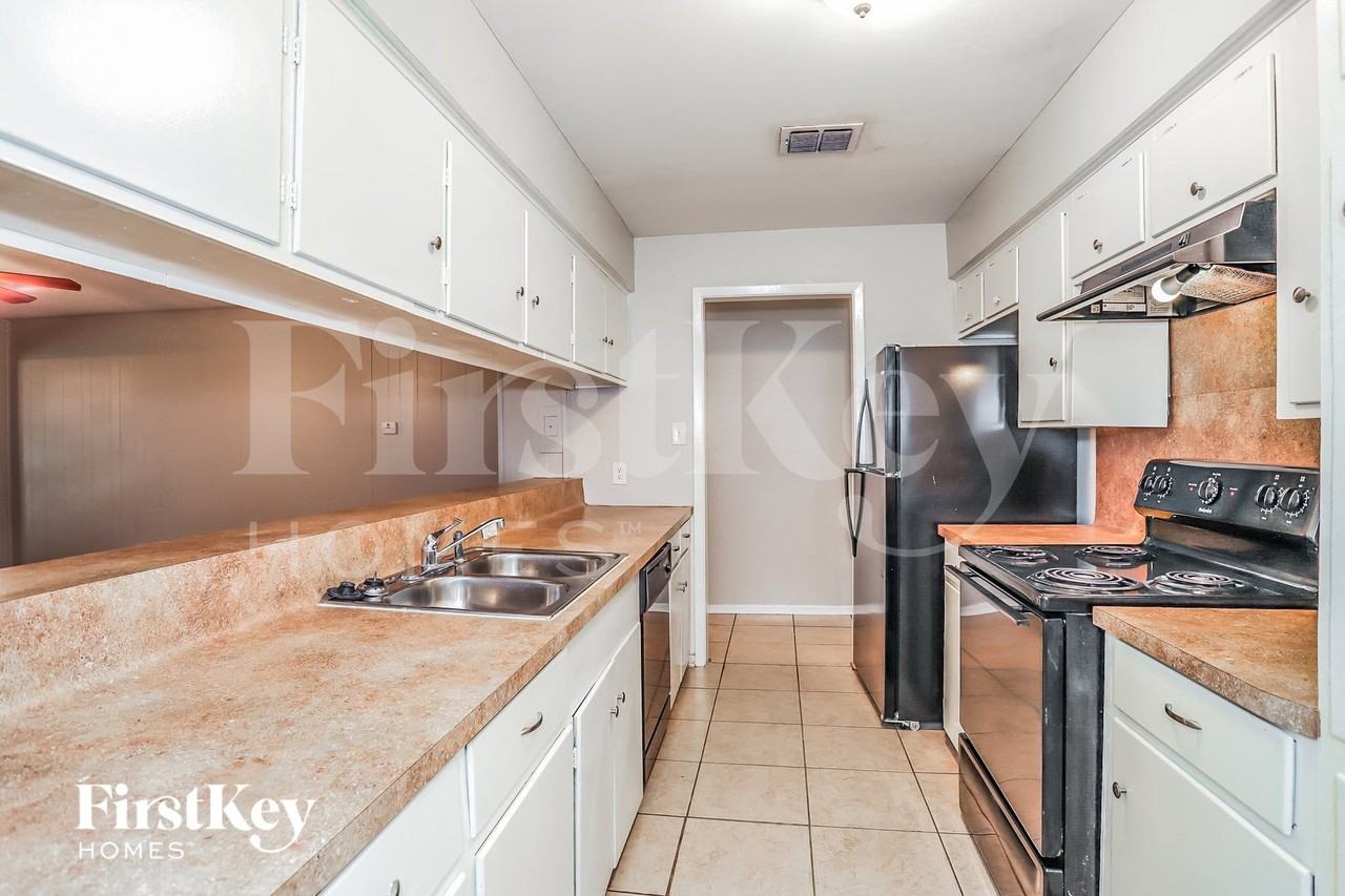 8002 Larkspur Dr - Photo 7 of 15