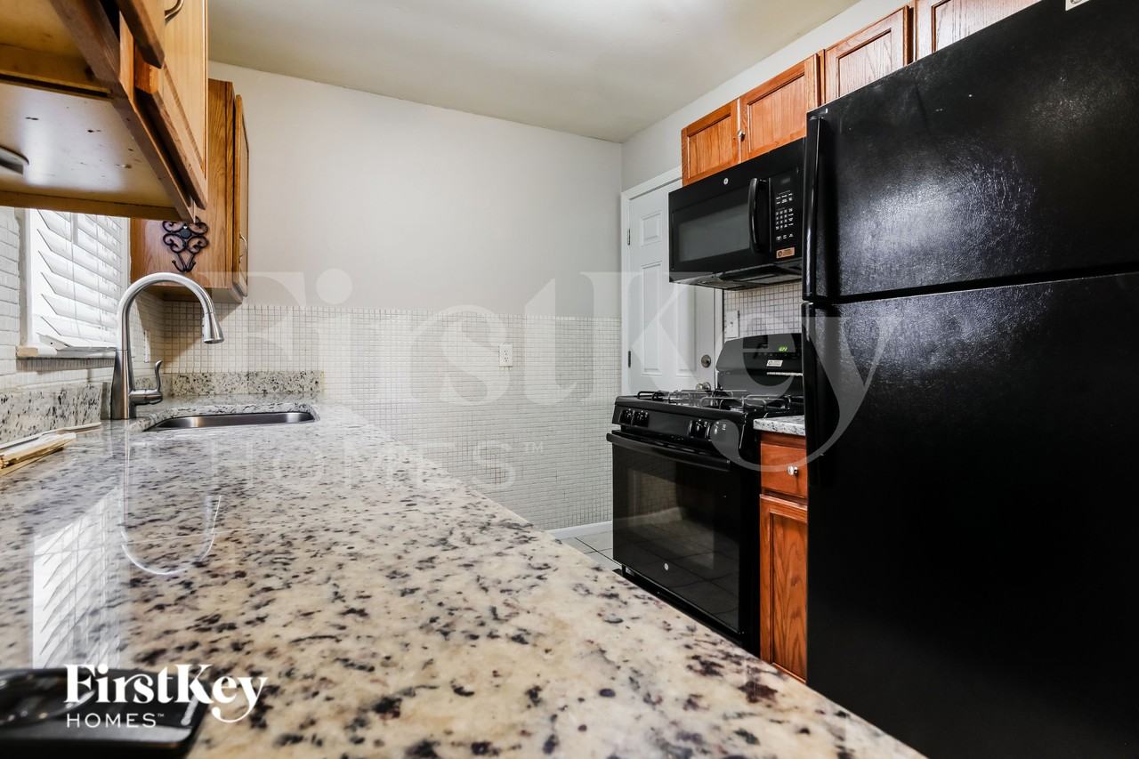 641 Dixie St - Photo 4 of 16