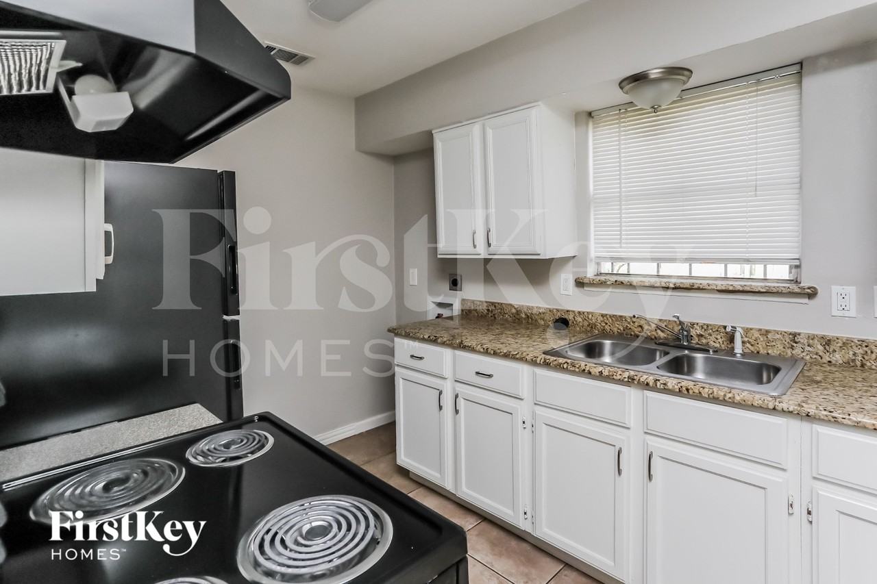 6115 Flagstaff Dr - Photo 5 of 15