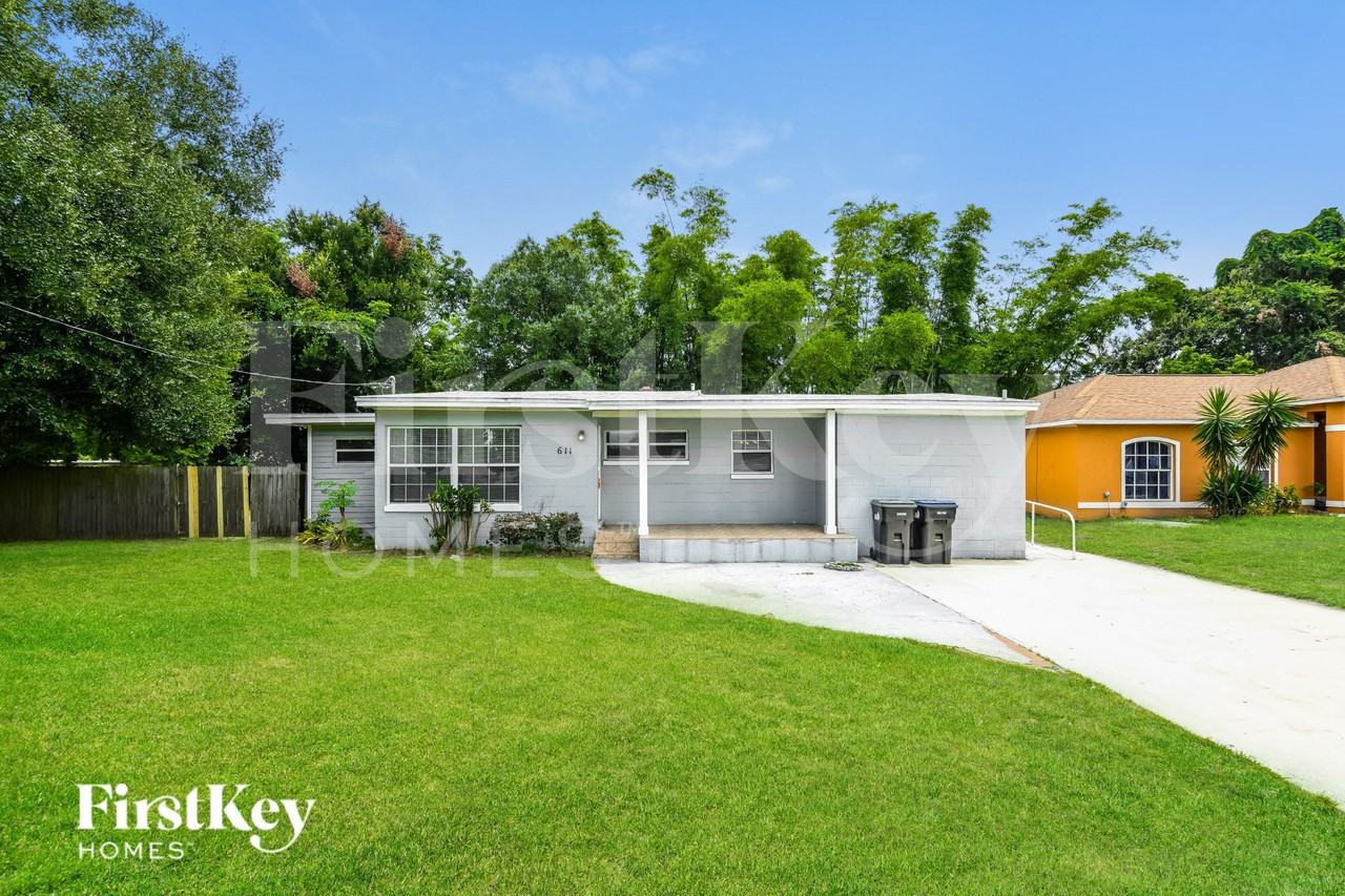 611 Hewett Dr - Photo 2 of 16