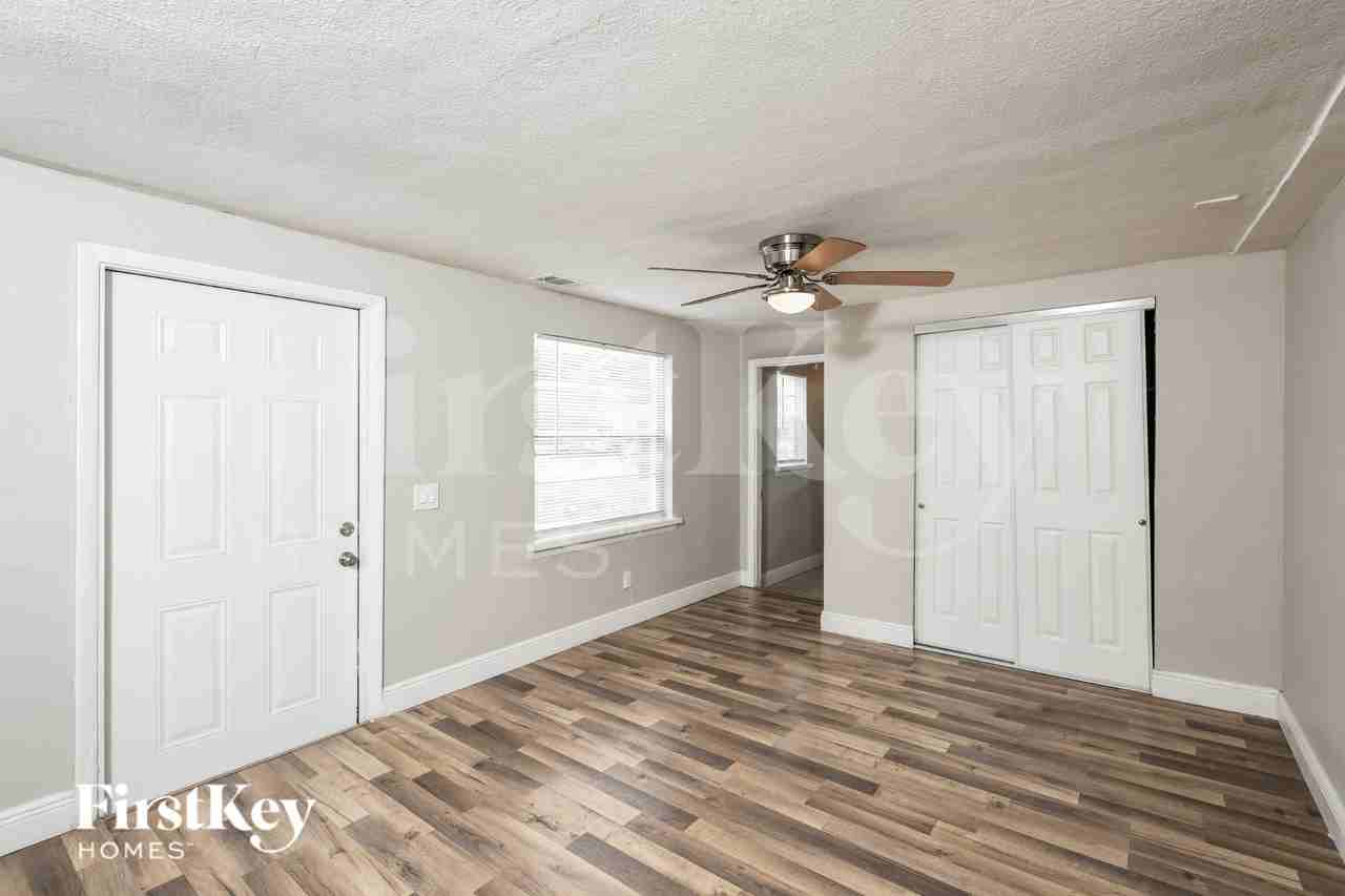 611 Hewett Dr - Photo 3 of 16