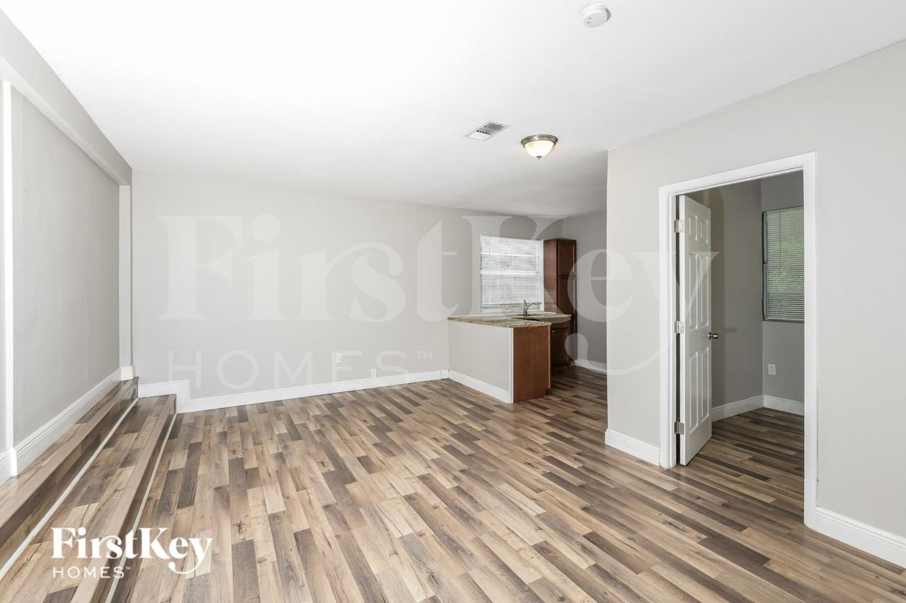 611 Hewett Dr - Photo 5 of 16