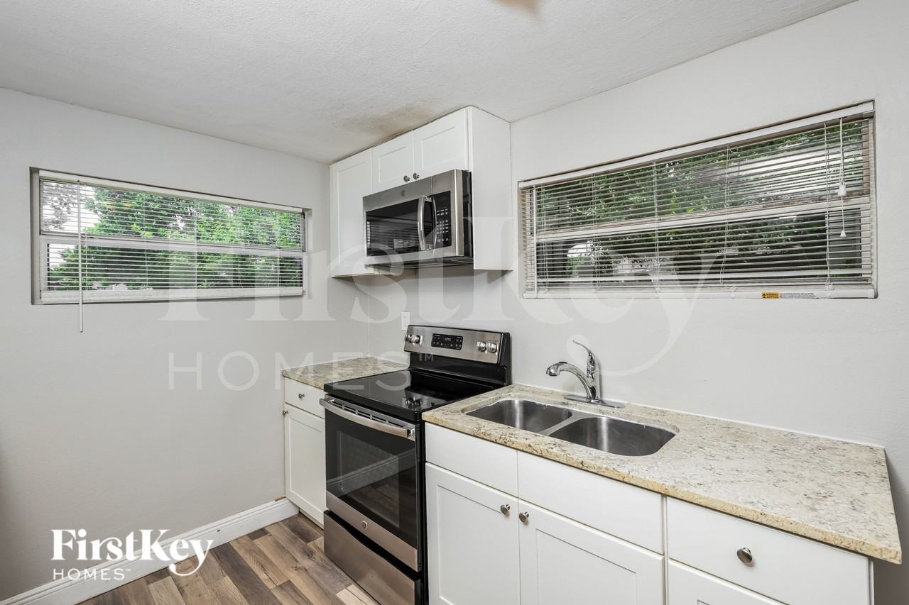 611 Hewett Dr - Photo 7 of 16