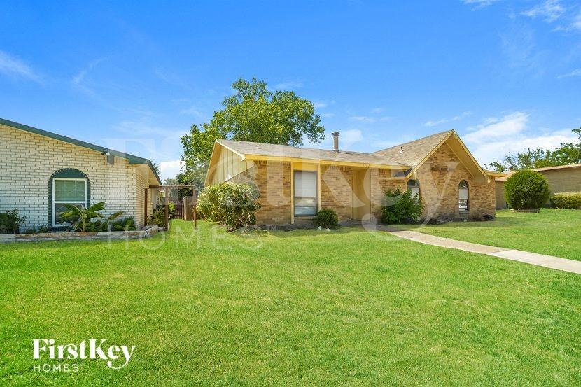 5702 Magnolia Ln - Photo 2 of 15