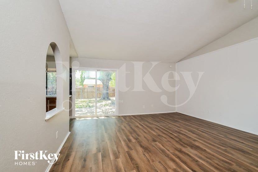 5702 Magnolia Ln - Photo 5 of 15