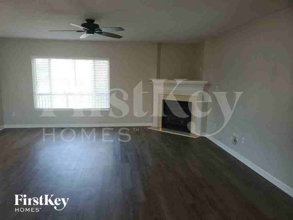 5606 Beechtree Ln - Photo 2 of 19