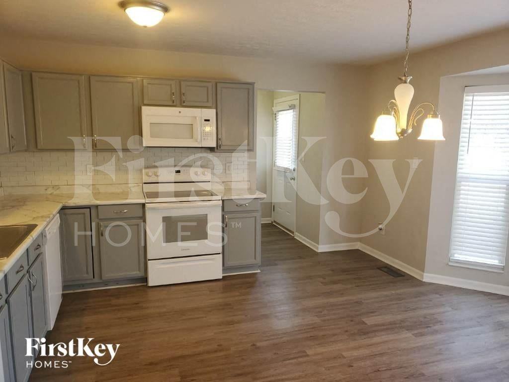 5606 Beechtree Ln - Photo 4 of 19