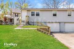 5042 N Bellaire Ave - Photo 1 of 1