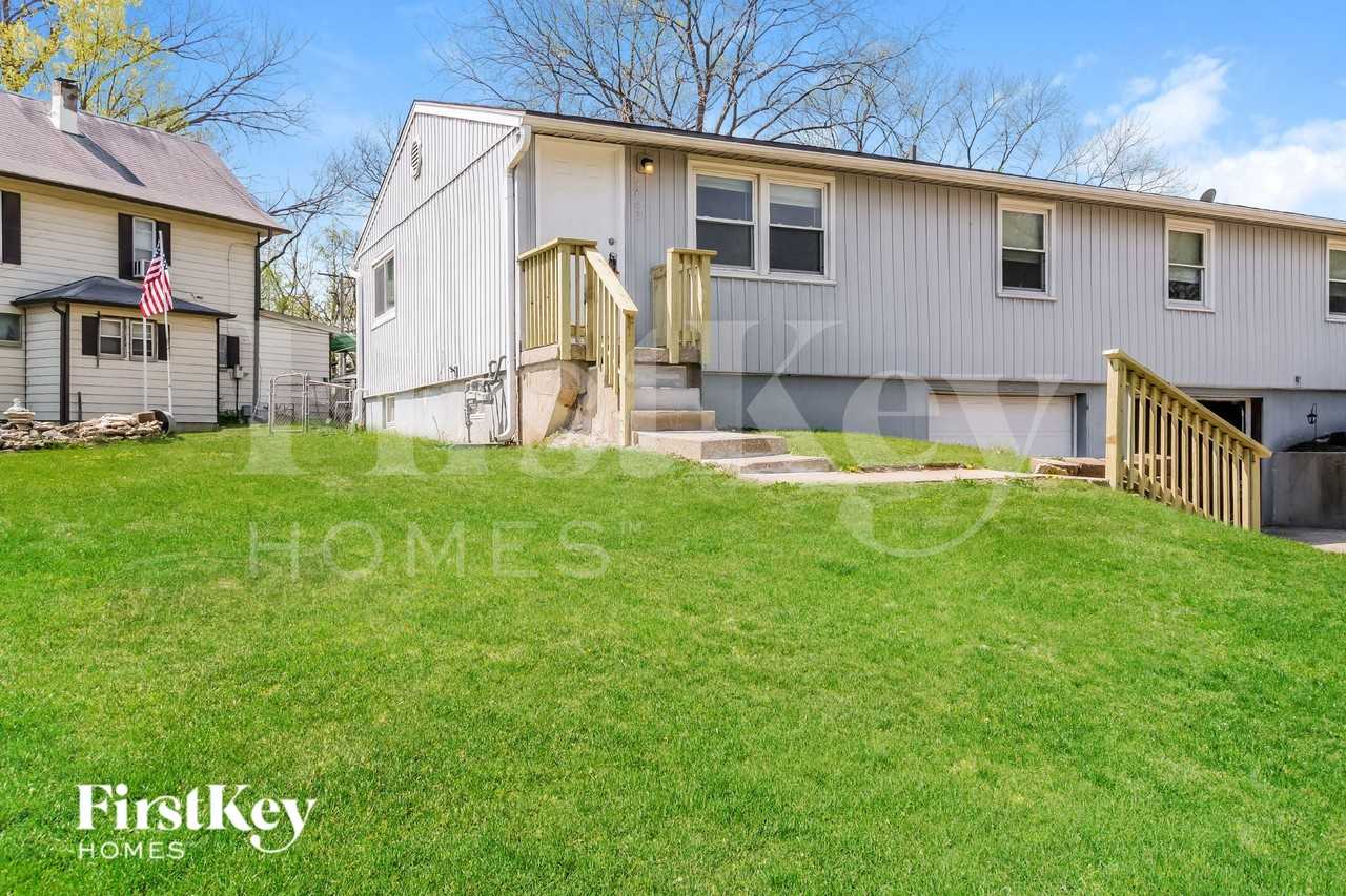 5042 N Bellaire Ave - Photo 2 of 16