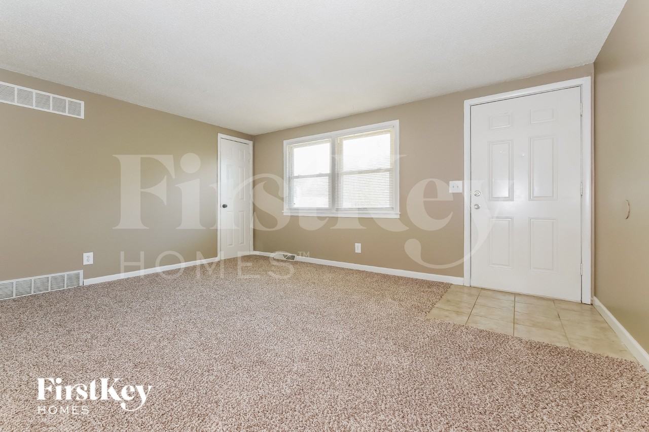 5042 N Bellaire Ave - Photo 4 of 16