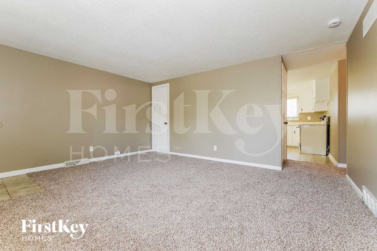 5042 N Bellaire Ave - Photo 5 of 16