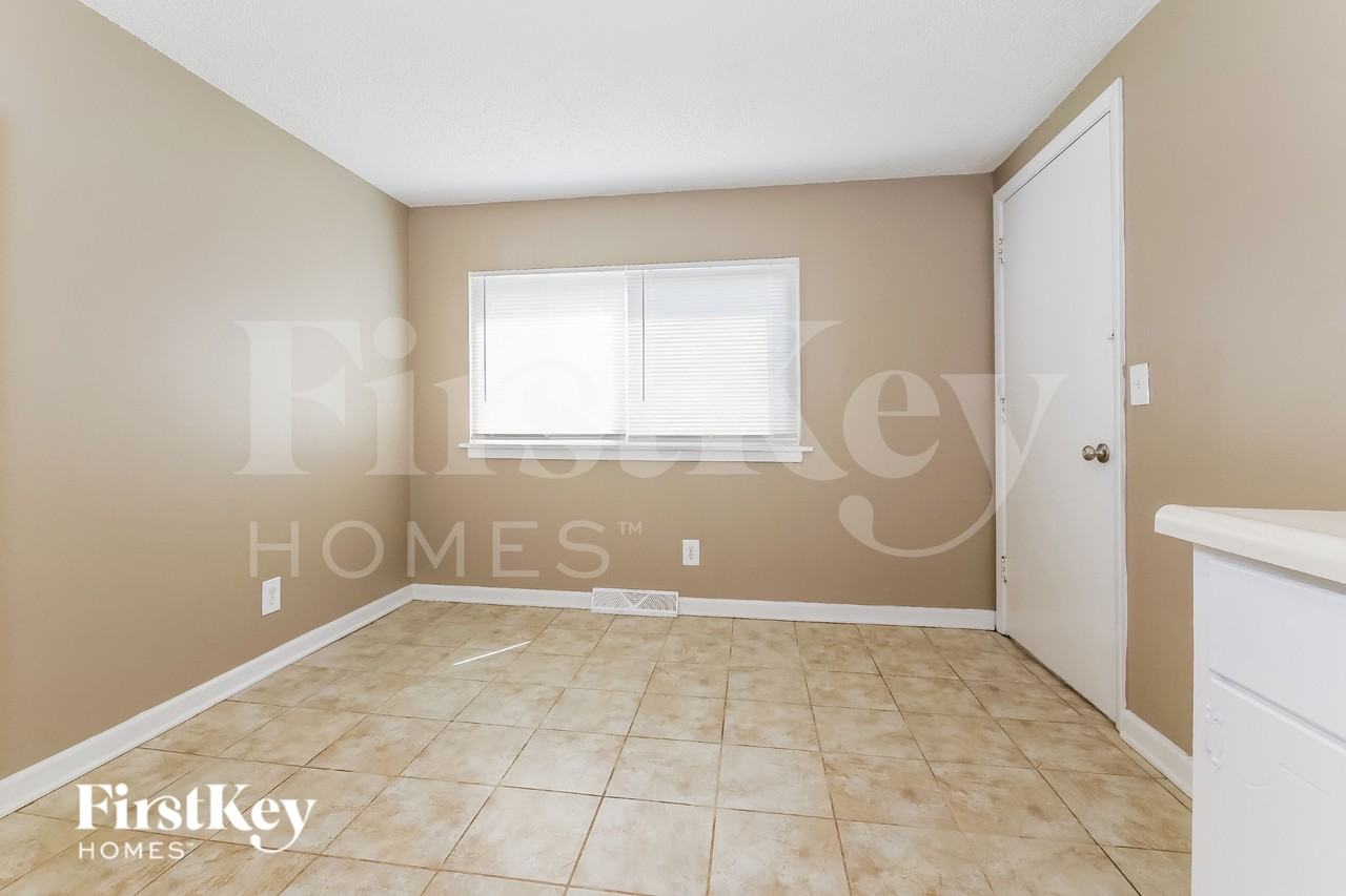 5042 N Bellaire Ave - Photo 6 of 16