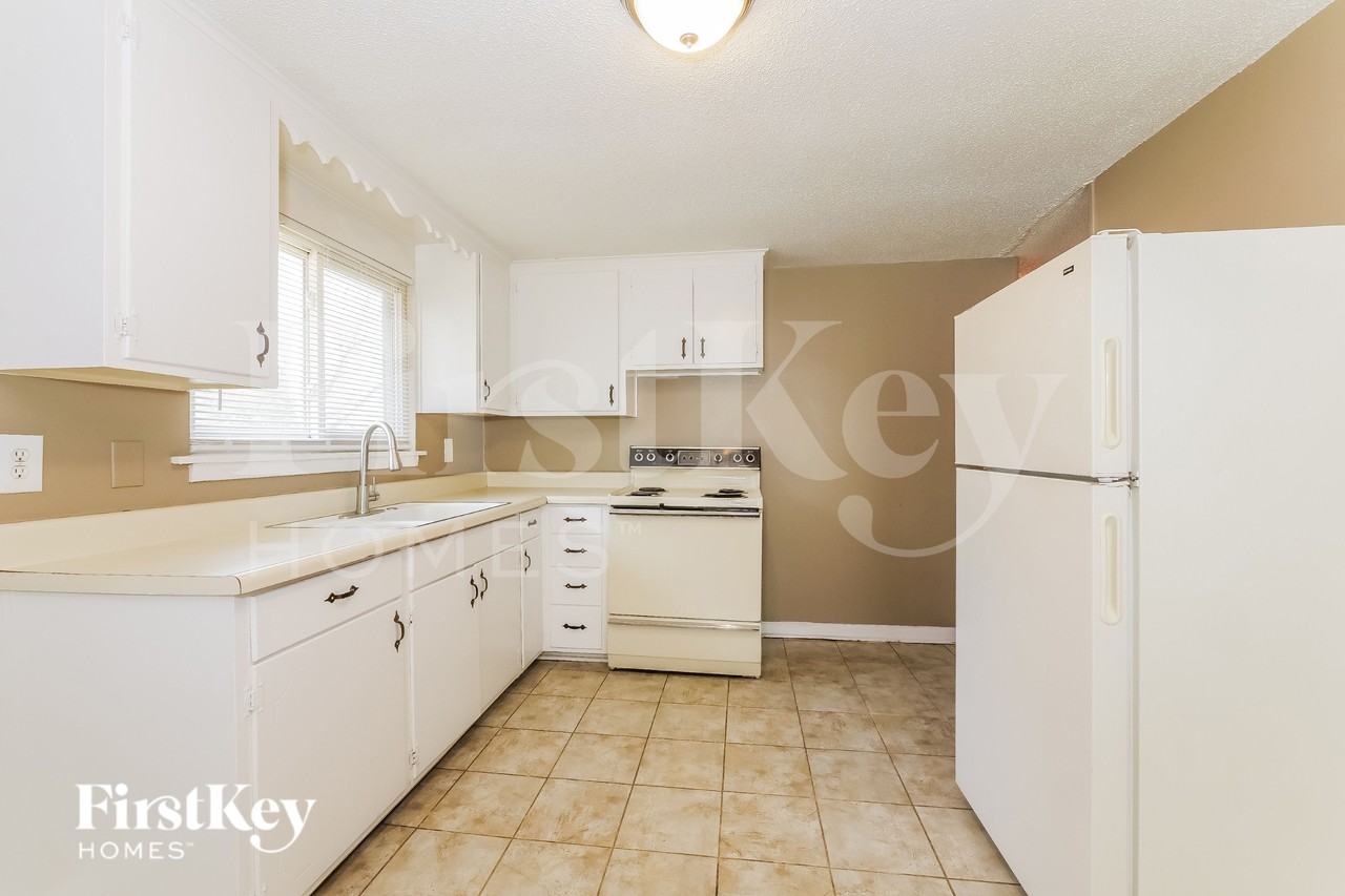 5042 N Bellaire Ave - Photo 7 of 16