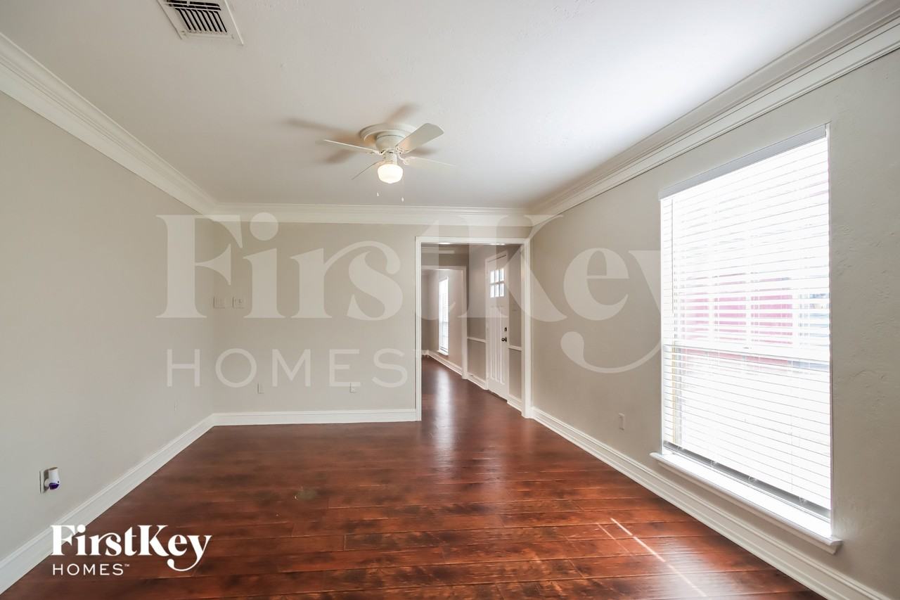 461 Stephen F Austin Dr - Photo 5 of 16