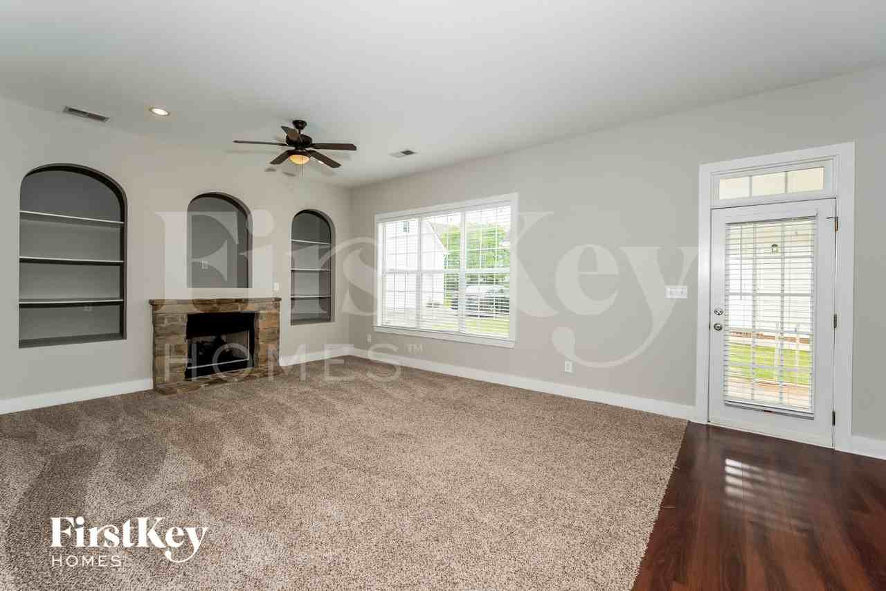 4598 Clubview Dr - Photo 3 of 16