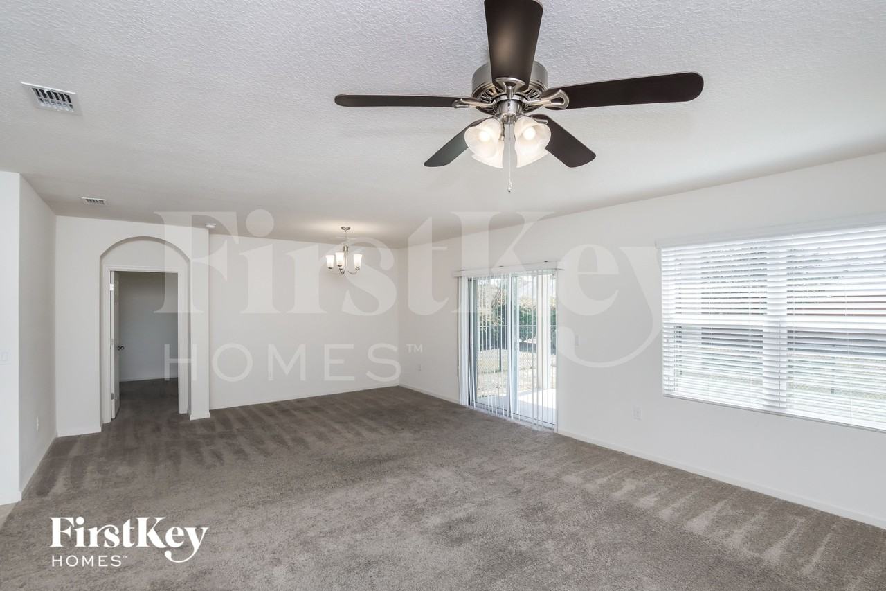 374 Sauders Rd Se - Photo 4 of 17
