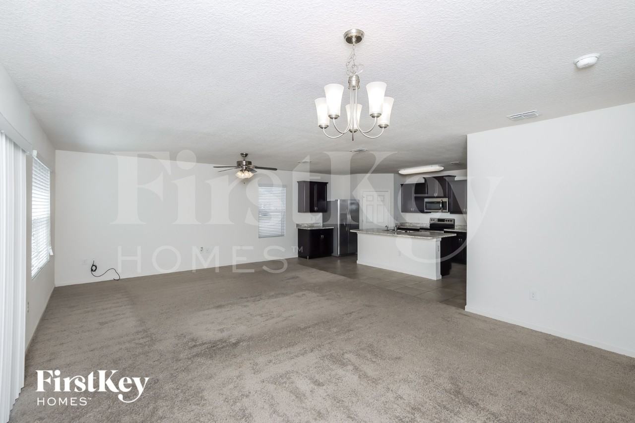 374 Sauders Rd Se - Photo 5 of 17