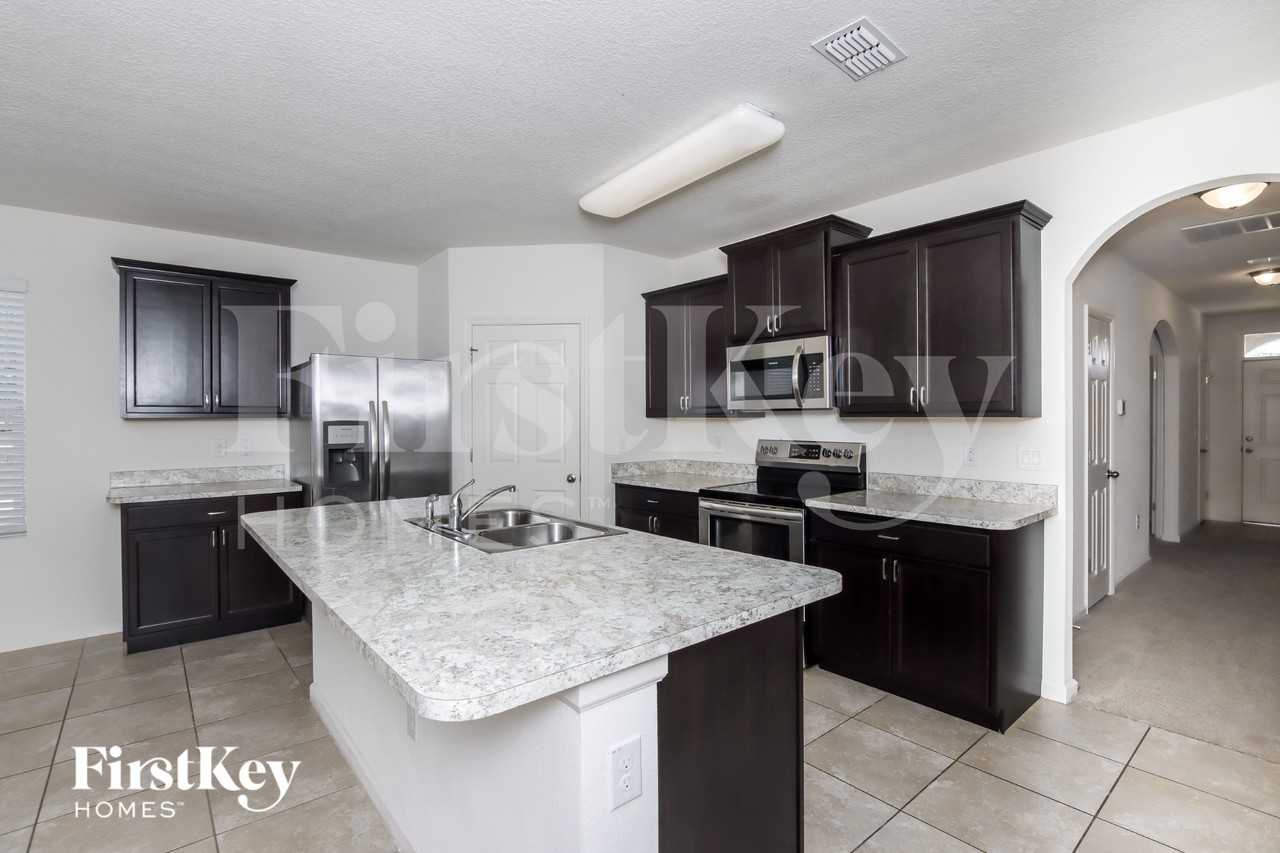 374 Sauders Rd Se - Photo 6 of 17
