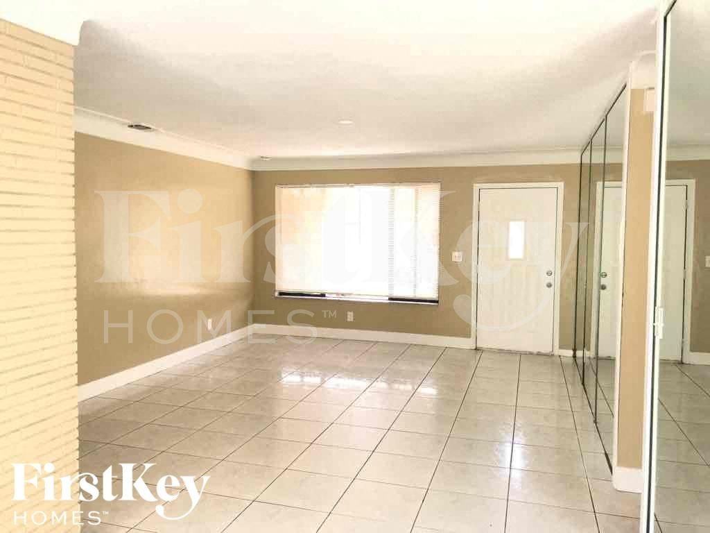 2840 Sw 2nd Ct - Photo 2 of 17