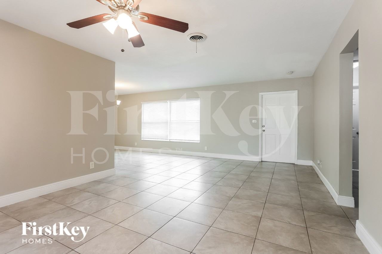 2720 Sw 18th St - Photo 4 of 16