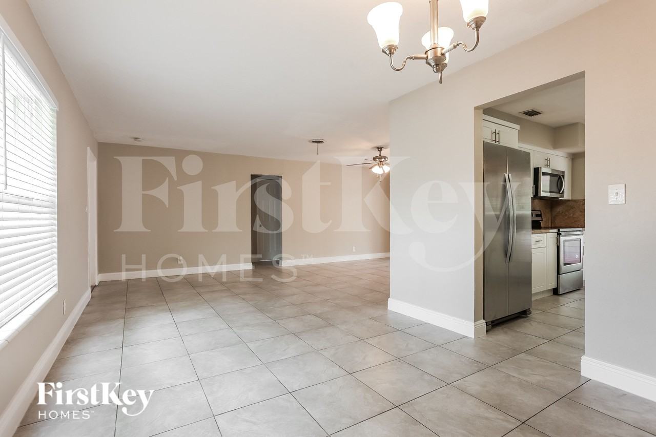 2720 Sw 18th St - Photo 5 of 16