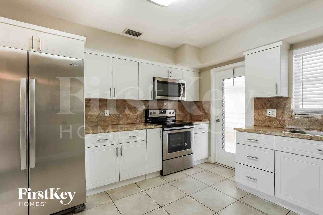 2720 Sw 18th St - Photo 6 of 16