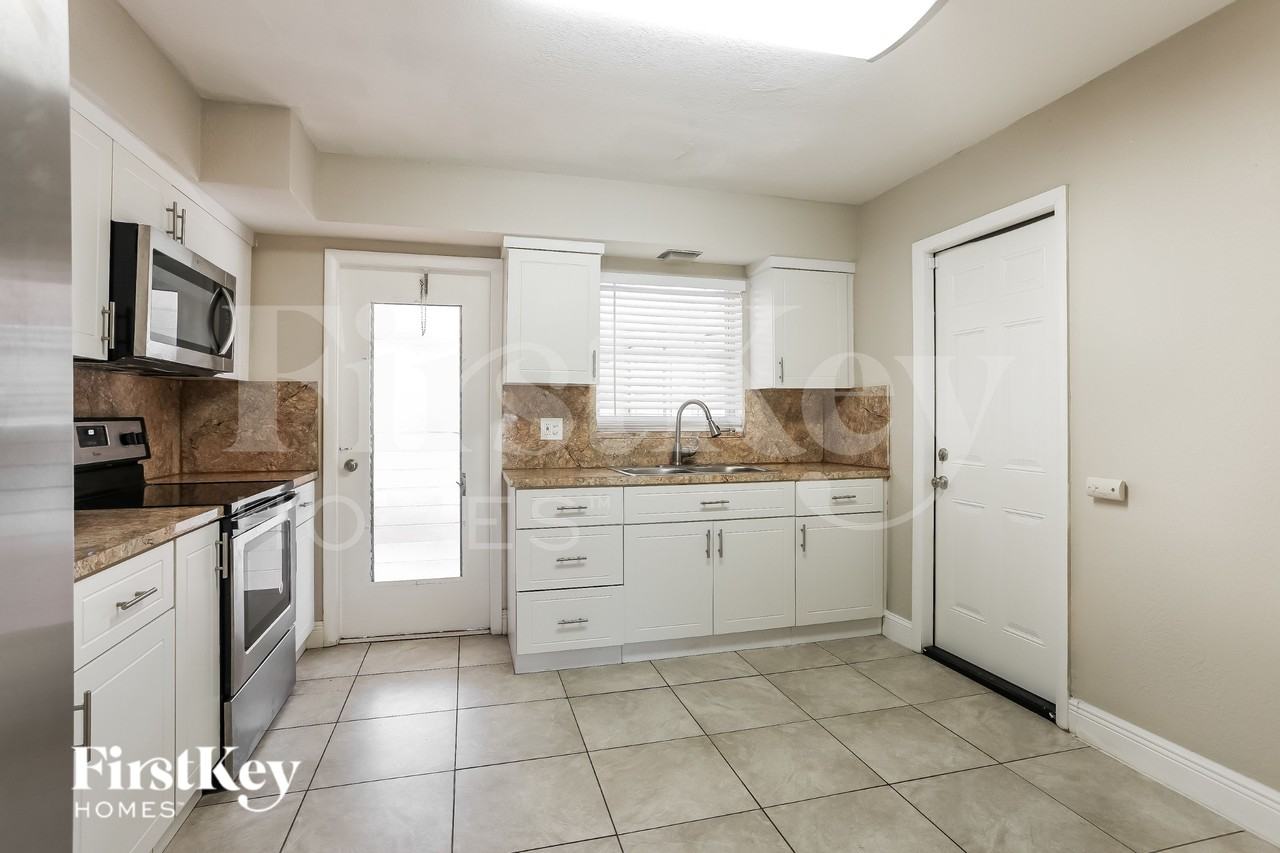 2720 Sw 18th St - Photo 7 of 16