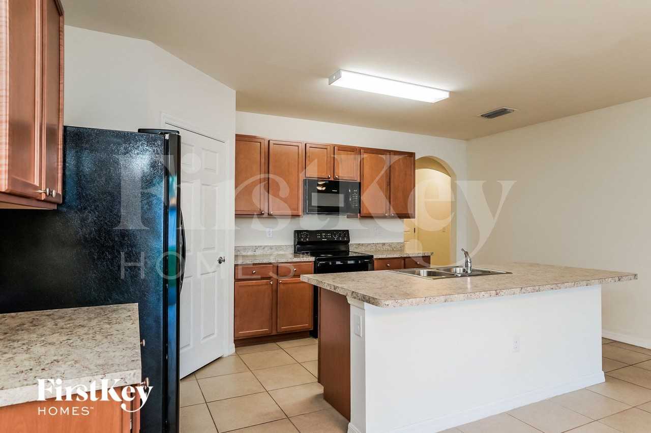 237 Se 3rd St - Photo 6 of 15