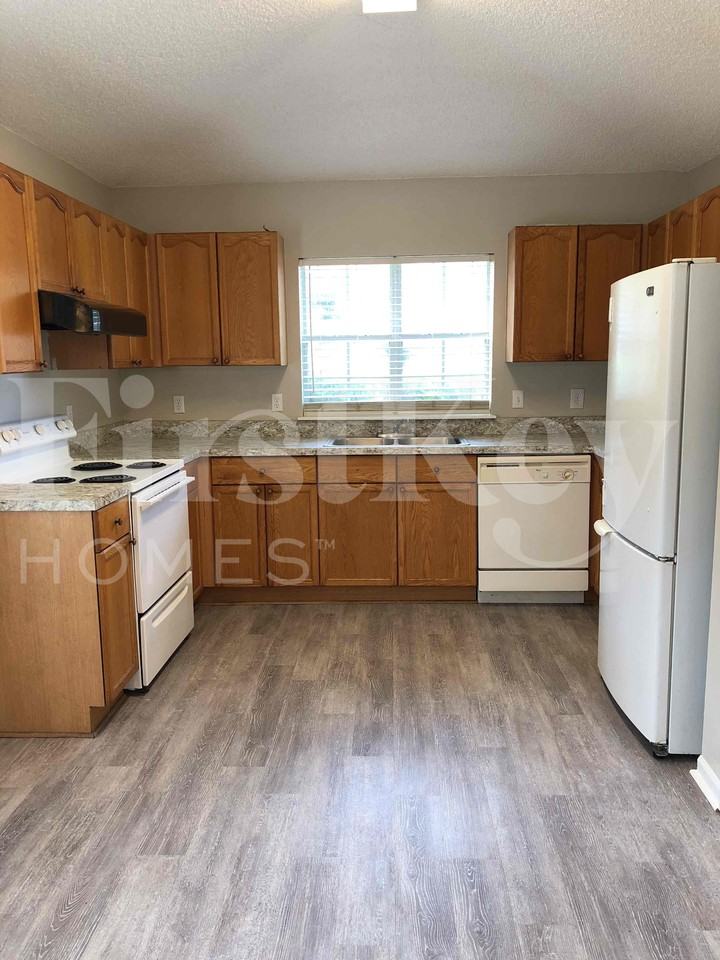 2137 Featherwood Dr W - Photo 3 of 10