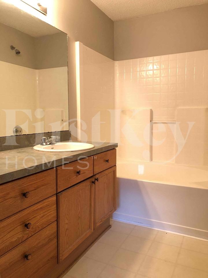 2137 Featherwood Dr W - Photo 7 of 10