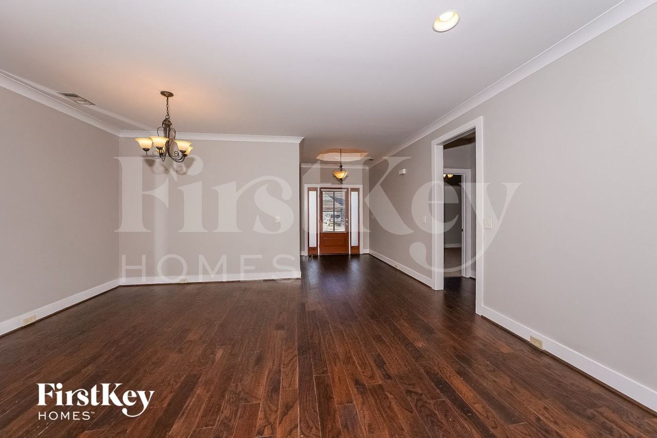 2044 Highview Way - Photo 3 of 14