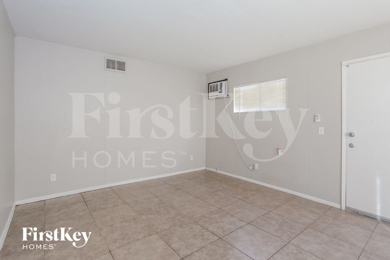 1701 Sweeney Ave - Photo 3 of 15