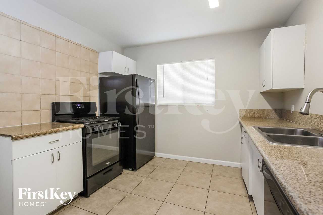 1701 Sweeney Ave - Photo 5 of 15