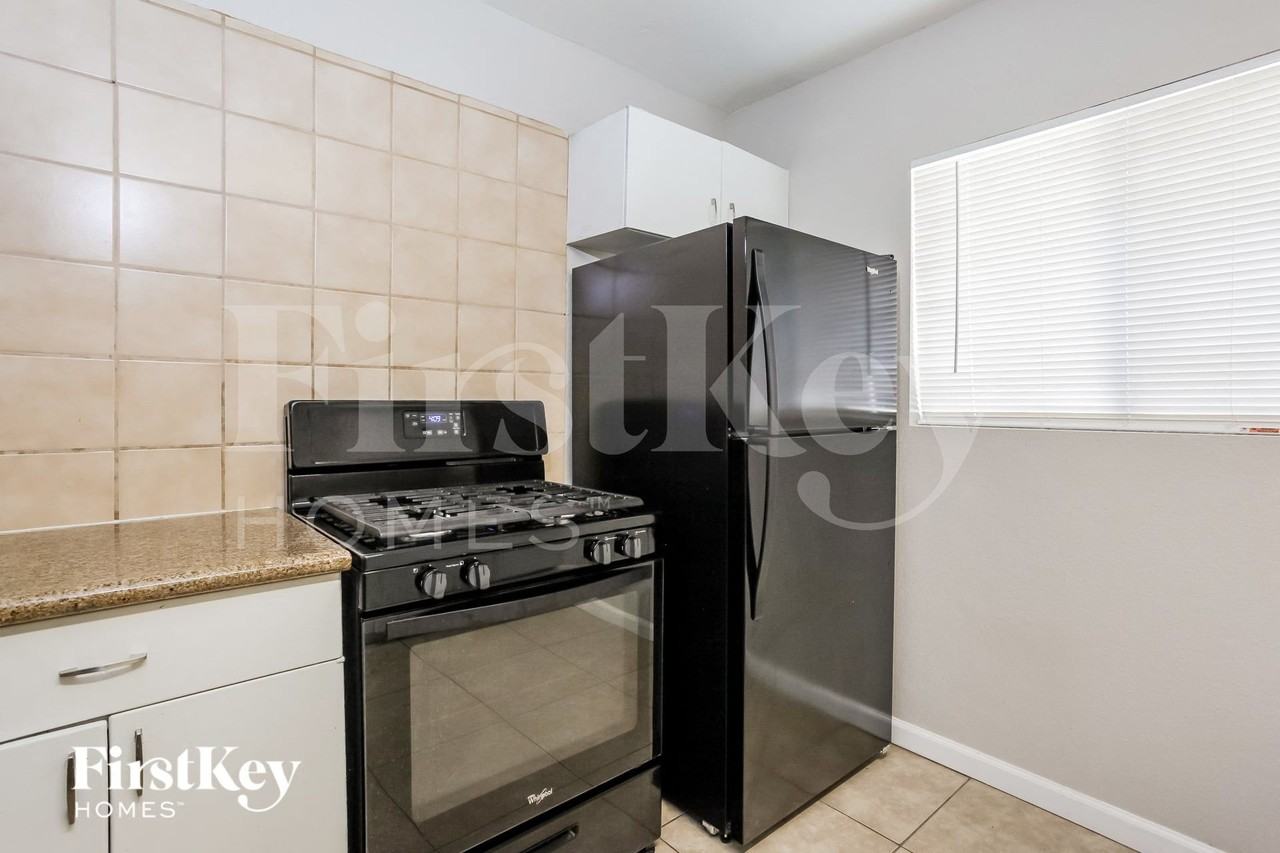 1701 Sweeney Ave - Photo 6 of 15