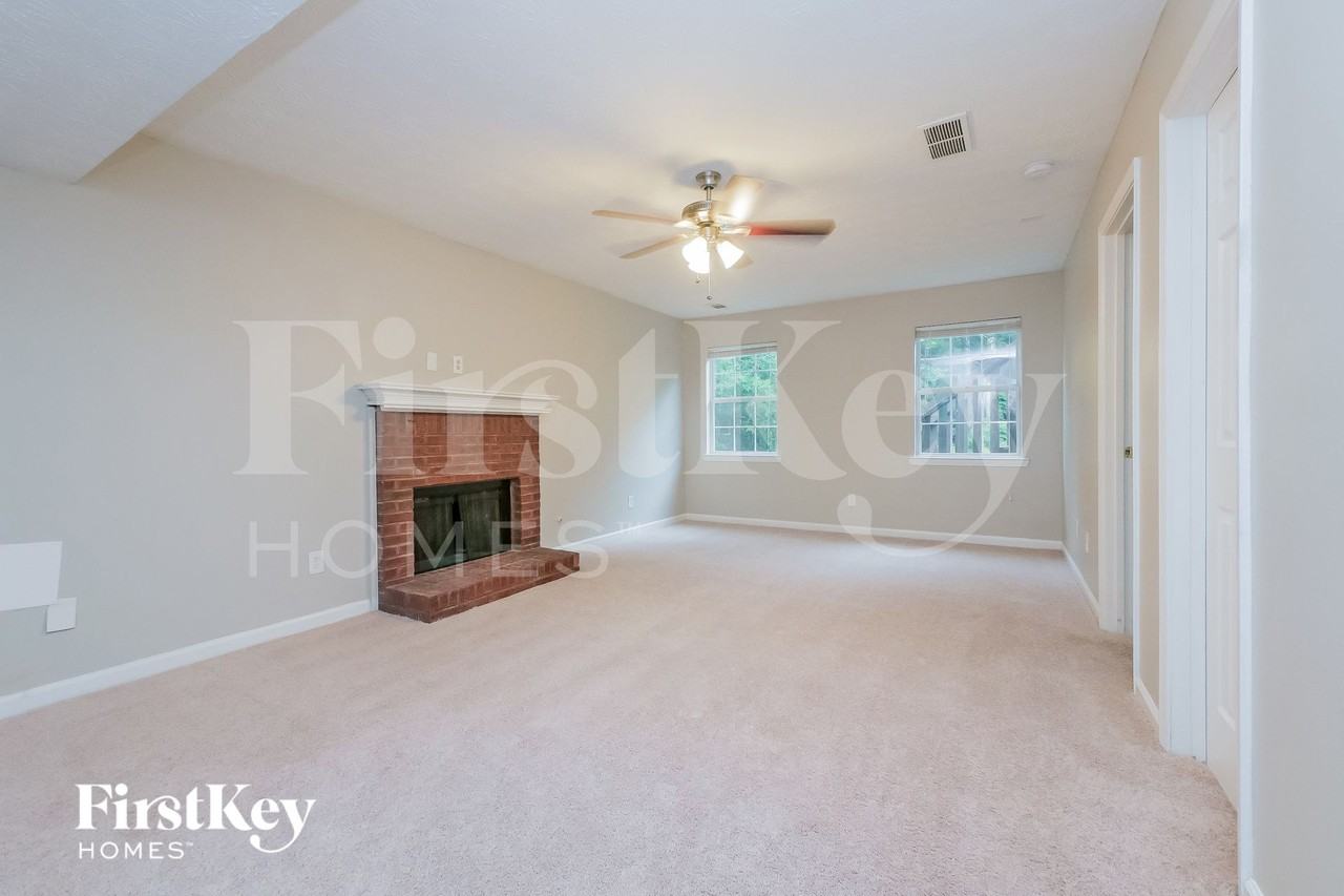 161 Solomon Dr - Photo 2 of 15